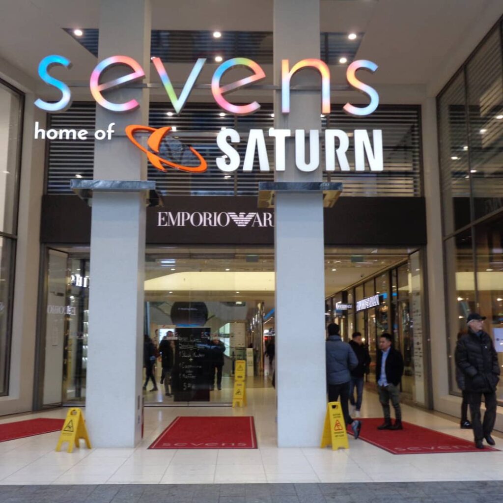 Saturn (Sevens) – Königsallee 56, 40212 Düsseldorf