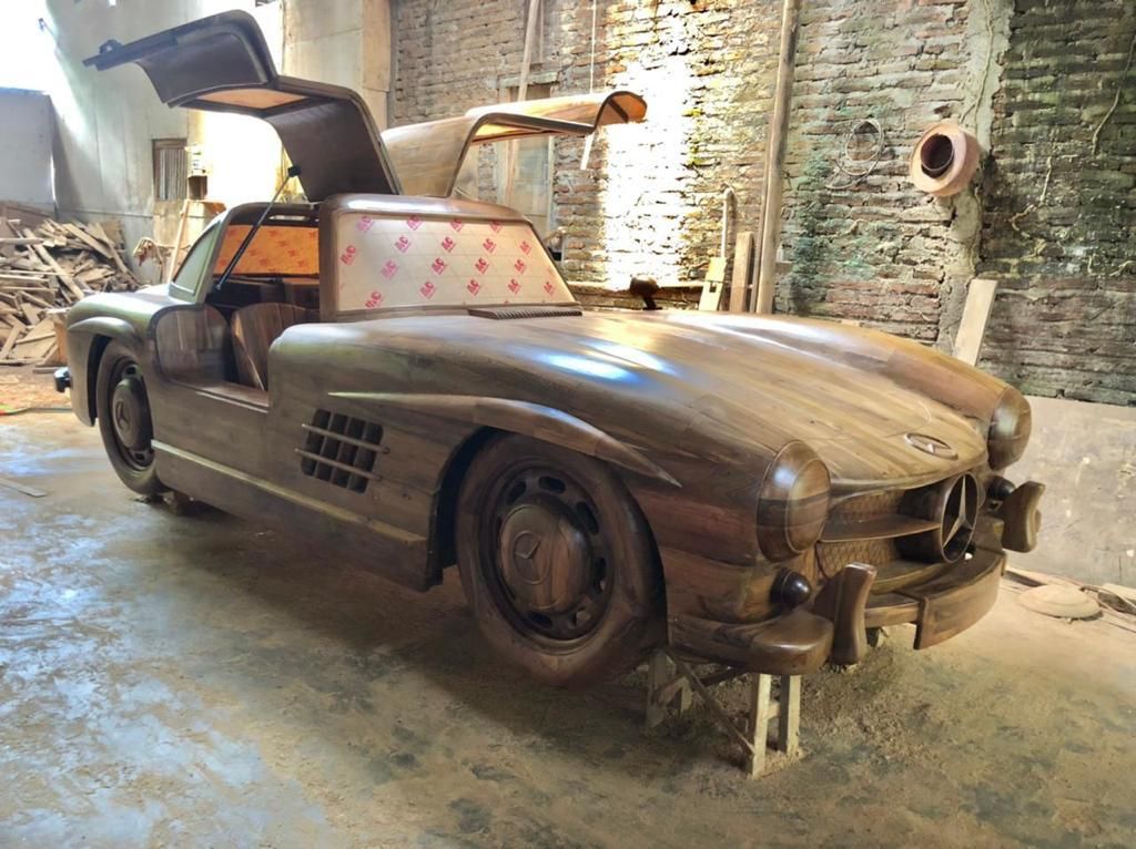 Mercedes 300 SL mit geöffneten Flügeltüren
